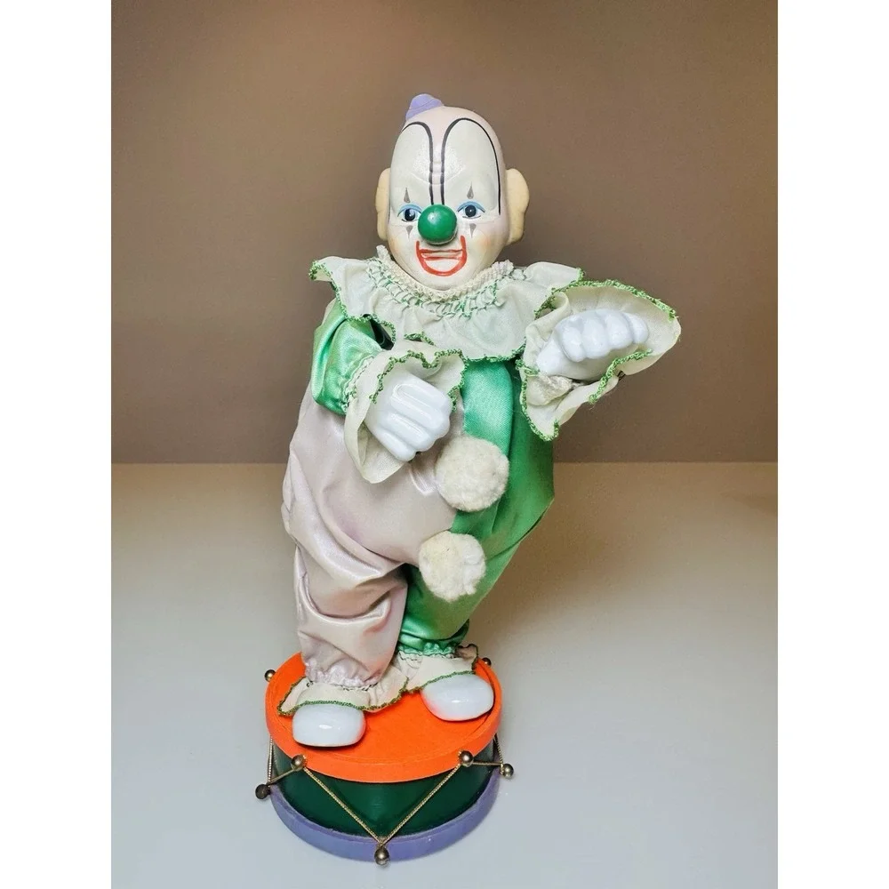 Victoria Ashlea Originals Benny Clown Music Box Plays Send In The Clowns